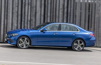 Mercedes-Benz C 300 4MATIC; spektralblau metallic; Leder macchiatobeige/schwarz; AVANTGARDE; DYNAMIC BODY CONTROL; Kraftstoffverbrauch kombiniert: 7,3-7,0 l/100 km; CO2-Emissionen kombiniert: 168-161 g/km;Kraftstoffverbrauch kombiniert: 7,3-7,0 l/100 km; CO2-Emissionen kombiniert: 168-161 g/km * Mercedes-Benz C 300 4MATIC; pectral blue metallic; Leather macchiato beige/black; AVANTGARDE; DYNAMIC BODY CONTROL; Combined fuel consumption: 7.3-7.0 l/100 km; combined CO2 emissions: 168-161 g/km;Combined fuel consumption: 7.3-7.0 l/100 km; combined CO2 emissions: 168-161 g/km *