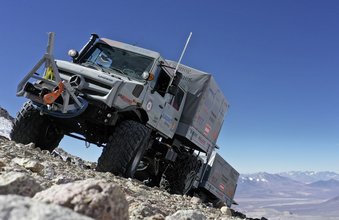 Hochgeländegängige Unimog U 5023 unterstützen Expeditionsteam in Chile und gewinnen gleichzeitig Höhenweltrekord mit 6.694 Metern. 