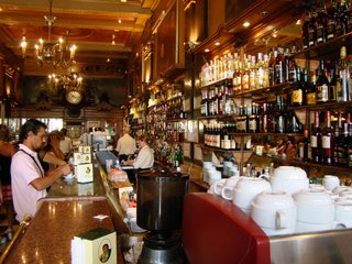 Eine „Bica“ (Espresso) im Traditionskaffee „A Brasileira“.