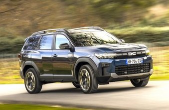 Der neue Dacia Bigster Hybrid 155 von vorne währent der Fahrt