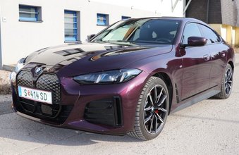 Der neue BMW i4 40 xDrive Gran Coupé in weinrot