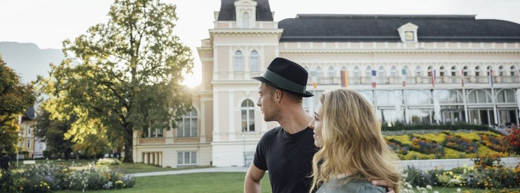 Sightseeing im Park des Theater u. Kongresshauses Bad Ischl im Salzkammergut.