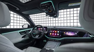 Mercedes-Benz E-Klasse | 2023: Routinen (Displayinhalt kann von Serienstand abweichen ) Mercedes-Benz E-Klasse | 2023: Individualisierbares UI-Design: klassisch oder sportlich. (Displayinhalt kann von Serienstand abweichen. Die Funktionen auf dem Beifahrer-Display sind teilweise zum Marktstart der E-Klasse noch nicht verfügbar und dann abhängig vom jeweiligen Fahrzeugmodell, der individuellen Konfiguration und dem jeweiligen Markt.) 