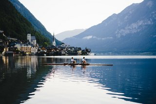 Im Zweier-Ruderboot auf dem Hallstättersee vor Hallstatt
