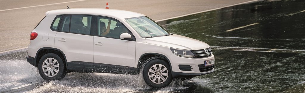 Foto von einem Auto auf der Schleuderplatte während des Fahsicherheitstrainings