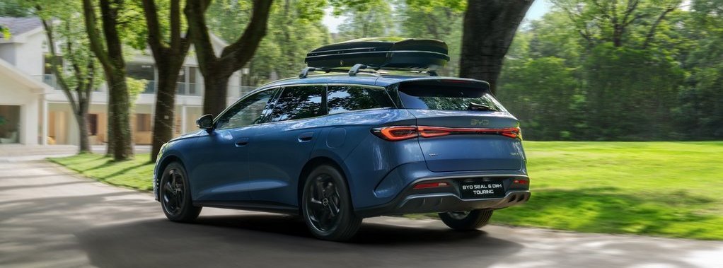 Der neue BYD Seal 6 Touring in blau von hinten