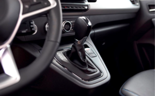 der Schalthebel des neuen Nissan Townstar Evalia L2 1.3 DIG-T 130