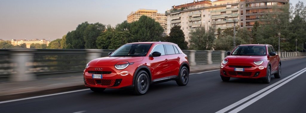 GRÖSSER UND PRAKTISCHER: Der Fiat 600e hat ein herziges G’schau und zwei Türen mehr.