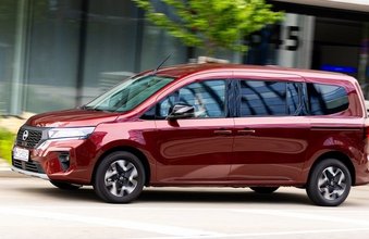 der neue Nissan Townstar Evalia L2 1.3 DIG-T 130 von der Seite in Weinrot