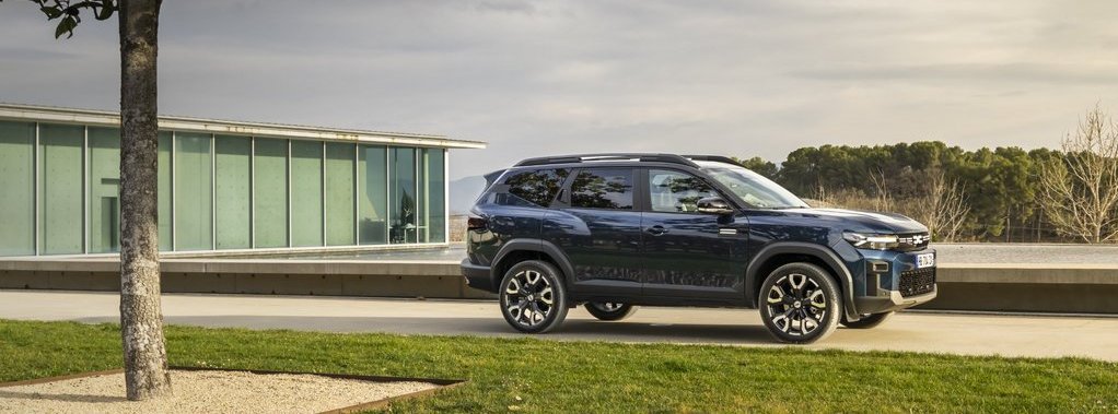 Der neue Dacia Bigster Hybrid 155 von der Seite in schönem Ambiente